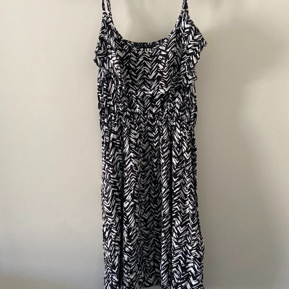 Black and White Patterned Dress - Picture 3 of 5